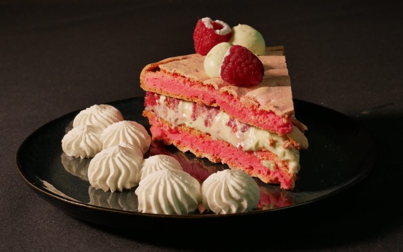 La-part-de-Macaron-Geant-a-la-Framboise_LAPAPEM-scaled